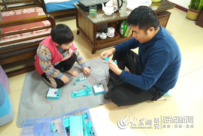 女儿中考抗疫漫画_疫情_疫情下的家庭教育